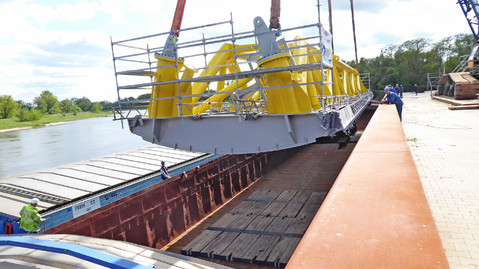 The pressure segment of the new flood barrier is loaded onto a ship.